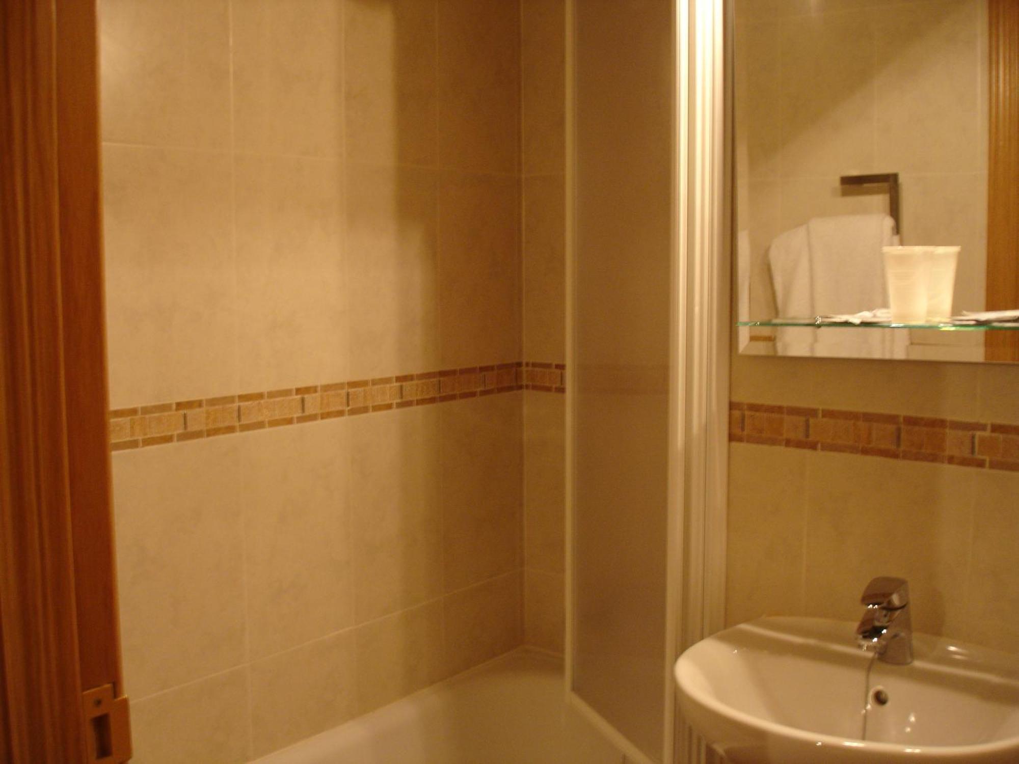 Hostal Puerta Bonita Vista Alegre Мадрид Екстериор снимка